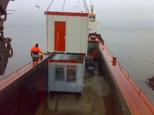Containers hijsen voor forteiland Pampus
