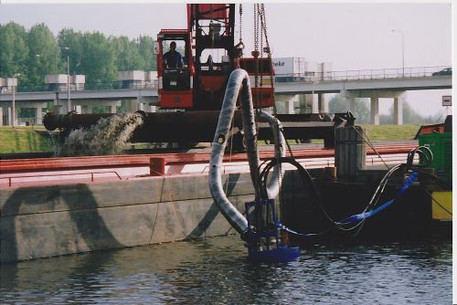 Met pomp zand opzuigen