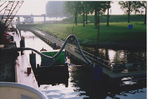 Met pomp zand opzuigen