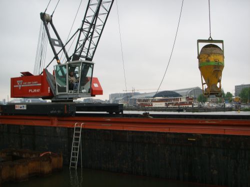 Buispalen vullen met betonkubel zand.