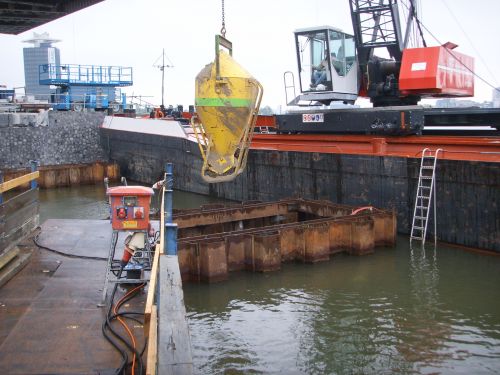 Buispalen vullen met betonkubel zand