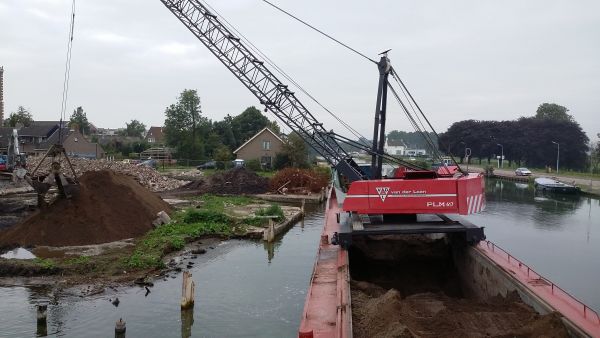 Grond lossen op de Ringvaart Aalsmeer