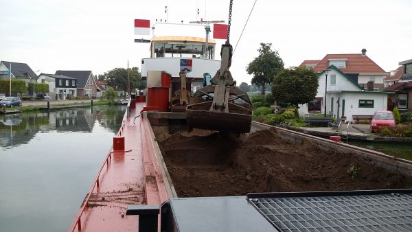 Grond lossen op de Ringvaart Aalsmeer